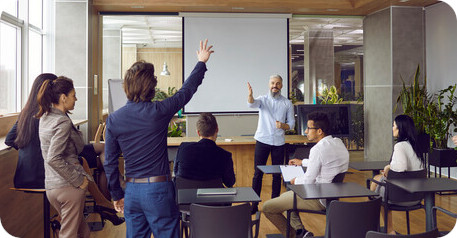 groupe de personnes de dos face a un responsable d'équipe lors d'une séance d'organisation d'une activité pour un team building